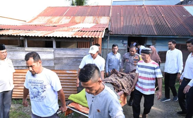 Ketua DPRK Banda Aceh Farid Nyak Umar menjemput Bang Buyong, sapaan Baharuddin (72), penderita penyakit autoimun untuk dirujuk dan berobat ke RSUD Meuraxa Banda Aceh, Rabu (15/3)