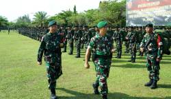 Danrem 012/Teuku Umar Kolonel Inf Riyanto melepas 450 prajurit Batalyon Raider Khusus 115/Macan Leuser dalam Satuan Tugas Pamtas RI-Papua Nugini kewilayahan di Papua, bertempat di Lapangan Yonif RK 115/Macan Leuser Desa Ujung Padang Rasian Kecamatan Pasi Raja, Aceh Selatan, Kamis (15/3)