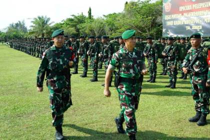 Danrem 012/Teuku Umar Kolonel Inf Riyanto melepas 450 prajurit Batalyon Raider Khusus 115/Macan Leuser dalam Satuan Tugas Pamtas RI-Papua Nugini kewilayahan di Papua, bertempat di Lapangan Yonif RK 115/Macan Leuser Desa Ujung Padang Rasian Kecamatan Pasi Raja, Aceh Selatan, Kamis (15/3)