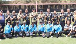 Atlet Perbakin latihan menembak bersama Kapolda Aceh di lapangan tembak Polda Aceh, Kamis (16/3)