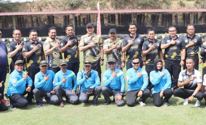 Atlet Perbakin latihan menembak bersama Kapolda Aceh di lapangan tembak Polda Aceh, Kamis (16/3)