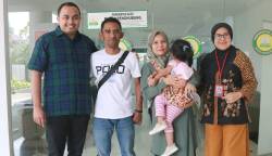 Kepala BPPA Akkar Arafat bersama bersama Kasubid Hubungan antar Lembaga dan Masyarakat Cut Putri Alyanur (kanan) usai menjamu kedatangan Zhafira bersama orang tuanya (tengah) di Kantor BPPA