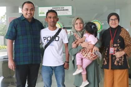 Kepala BPPA Akkar Arafat bersama bersama Kasubid Hubungan antar Lembaga dan Masyarakat Cut Putri Alyanur (kanan) usai menjamu kedatangan Zhafira bersama orang tuanya (tengah) di Kantor BPPA
