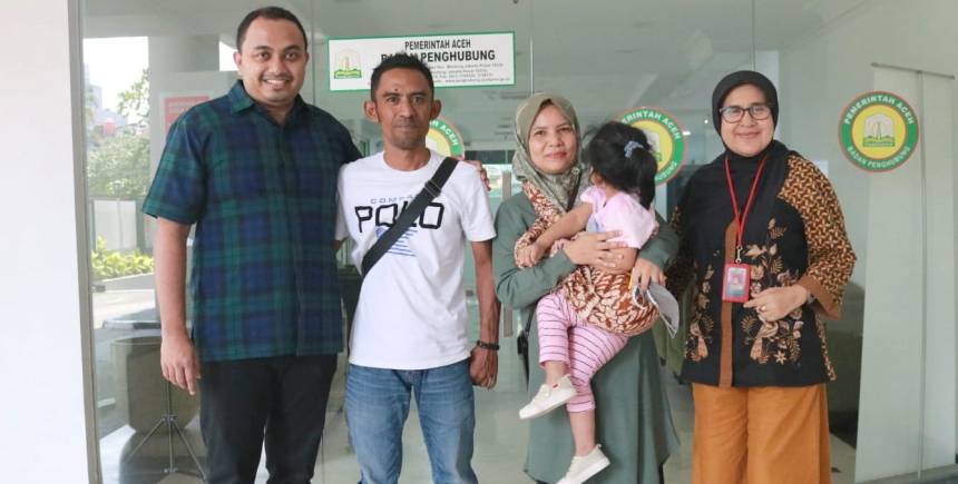 Kepala BPPA Akkar Arafat bersama bersama Kasubid Hubungan antar Lembaga dan Masyarakat Cut Putri Alyanur (kanan) usai menjamu kedatangan Zhafira bersama orang tuanya (tengah) di Kantor BPPA | INFOACEH.net Kepala BPPA Akkar Arafat bersama bersama Kasubid Hubungan antar Lembaga dan Masyarakat Cut Putri Alyanur (kanan) usai menjamu kedatangan Zhafira bersama orang tuanya (tengah) di Kantor BPPA