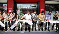 Asisten II Setdakab Aceh Besar M Ali bersama pejabat lainnya memotong pita dalam Opening ACE Hardware Indonesia dan Chatime di Jln Dr Mr Mohammad Hasan, Gampong Lamcot, Kecamatan Darul Imarah Aceh Besar, Jum'at (17/3)