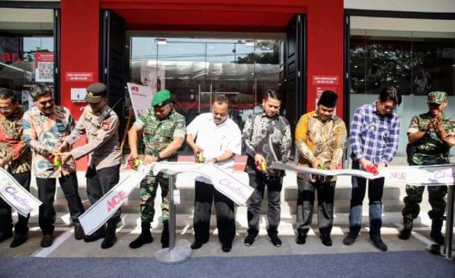 Asisten II Setdakab Aceh Besar M Ali bersama pejabat lainnya memotong pita dalam Opening ACE Hardware Indonesia dan Chatime di Jln Dr Mr Mohammad Hasan, Gampong Lamcot, Kecamatan Darul Imarah Aceh Besar, Jum'at (17/3)