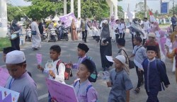 Anak-anak dari TPQ se-Kecamatan di Darul Imarah mengikuti pawai Tarhib Ramadhan 1444 Hijriah