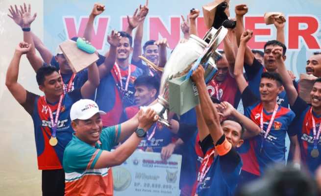 Danlanud SIM Kolonel Pnb Yoyon Kuscahyono menyerahkan piala kepada klub 469 Kopasgat yang menjadi juara sepak bola Danlanud Cup 2023, di Lapangan Danlanud SIM, Blang Bintang, Sabtu sore (18/3)