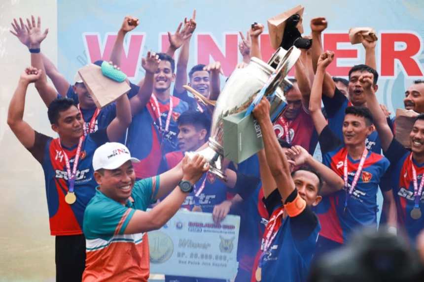 Danlanud SIM Kolonel Pnb Yoyon Kuscahyono menyerahkan piala kepada klub 469 Kopasgat yang menjadi juara sepak bola Danlanud Cup 2023, di Lapangan Danlanud SIM, Blang Bintang, Sabtu sore (18/3)