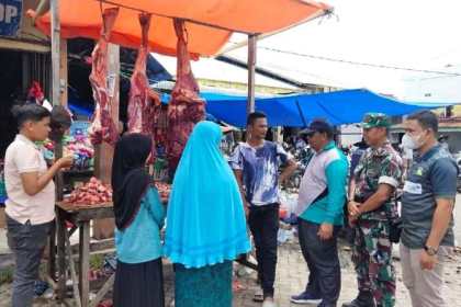 Harga daging masih stabil menjelang 2 hari meugang puasa Ramadhan 1444 Hijriah di Pasar Keutapang, Kecamatan Darul Imarah, Aceh Besar, Ahad (19/3)