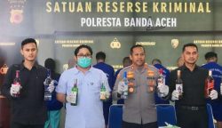 Personel Satresnarkoba Polresta Banda Aceh menyita 234 botol minuman keras dari berbagai jenis dan merek berkelas di sejumlah kawasan di kota Banda Aceh
