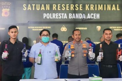 Personel Satresnarkoba Polresta Banda Aceh menyita 234 botol minuman keras dari berbagai jenis dan merek berkelas di sejumlah kawasan di kota Banda Aceh