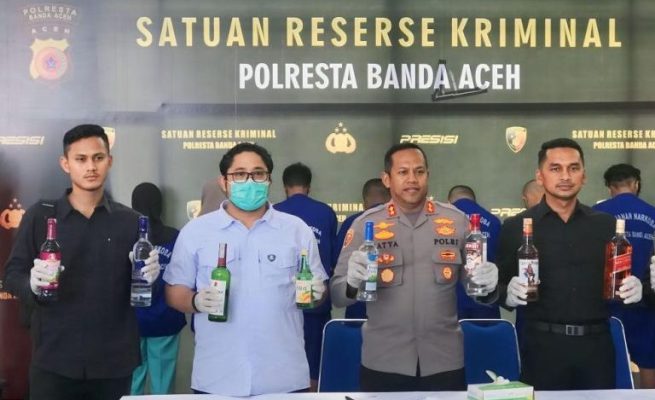 Personel Satresnarkoba Polresta Banda Aceh menyita 234 botol minuman keras dari berbagai jenis dan merek berkelas di sejumlah kawasan di kota Banda Aceh