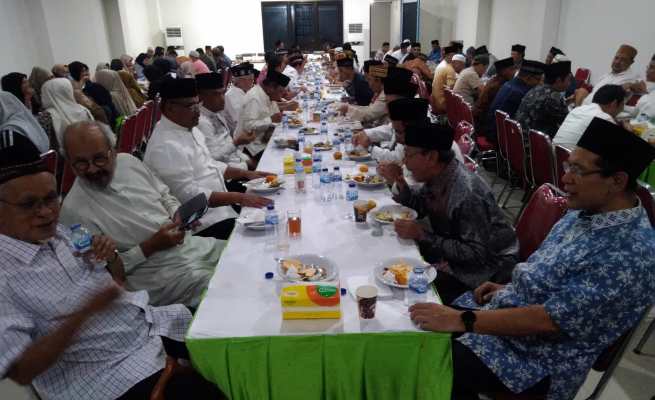 Pengurus Pusat Taman Iskandar Muda menggelar buka puasa bersama di Wisma TIM, Setiabudi, Jakarta Selatan, Sabtu (25/3)