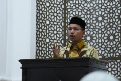 Ketua DPRK Banda Aceh Farid Nyak Umar mengisi ceramah Tarawih di Mushala Nurul Ikhlas Gampong Ie Masen Kaye Adang, Kecamatan Syiah Kuala, Sabtu malam (25/3)