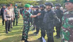 Pangdam IM Mayjen TNI Novi Helmy Prasetya didampingi Wakapolda Aceh Brigjen Pol Syamsul Bahri memeriksa pasukan pengamanan kunjungan Wapres RI Mar’uf Amin di Lapangan Blang Padang Banda Aceh, Selasa (28/3)