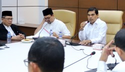 Rektor UIN Ar-Raniry Prof Dr Mujiburrahman MAg didampingi Wakil Rektor I Dr M Yasir Yusuf memberikan keterangan kelulusan SNBP 2023, Rabu (29/3)