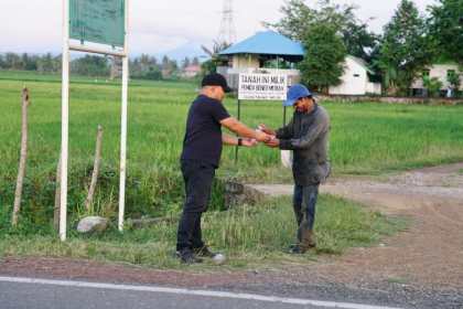 Pj Bupati Aceh Besar Muhammad Iswanto bersama stafnya berbagi takjil kepada pengendara yang melintas di Jembatan Cot Iri -Jalan Teungku Hasan Bakoy, Kecamatan Ingin Jaya, Rabu petang (29/3)