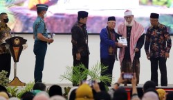 Wapres KH Ma'ruf Amin didampingi Rektor UIN Ar-Raniry Prof Mujiburrahman menyerahkan buku 'KH Ma'ruf Amin Bapak Ekonomi Syariah Indonesia' kepada ulama Aceh saat peluncuran di Aula Auditorium Prof Ali Hasjmy Darussalam Kampus UIN Ar-Raniry Banda Aceh, Kamis (30/3)