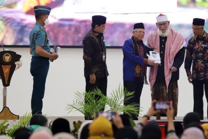 Wapres KH Ma'ruf Amin didampingi Rektor UIN Ar-Raniry Prof Mujiburrahman menyerahkan buku 'KH Ma'ruf Amin Bapak Ekonomi Syariah Indonesia' kepada ulama Aceh saat peluncuran di Aula Auditorium Prof Ali Hasjmy Darussalam Kampus UIN Ar-Raniry Banda Aceh, Kamis (30/3)