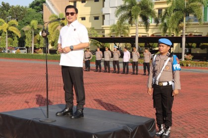 Dirreskrimsus Polda Aceh Kombes Pol Winardy saat memimpin apel pagi di halaman Mapolda Aceh, Kamis (30/3)