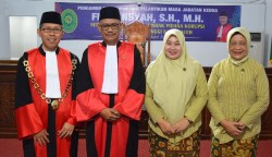 Firmansyah dilantil sebagai Hakim Tinggi Ad Hoc Tipikor untuk masa jabatan kedua 2023 - 2028 di Gedung Balai Tgk Chik Ditiro, Pengadilan Tinggi di Banda Aceh, Kamis (30/3)