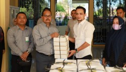 Pemimpin Divisi Sekretariat Perusahaan Bank Aceh Syariah Said Zainal Arifin didampingi Kepala Bagian Sarana dan Prasarana Mirza menyerahkan iftar berkah dari Program Ramadhan Berkah kepada pasien dan keluarga pasien di rumah singgah RSUDZA, Rabu (29/3)