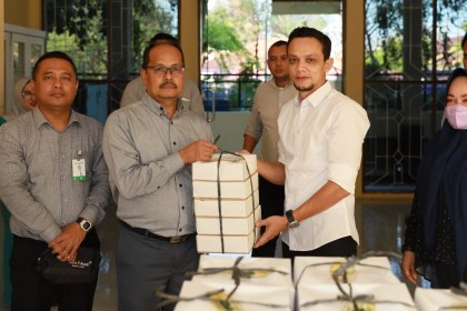Pemimpin Divisi Sekretariat Perusahaan Bank Aceh Syariah Said Zainal Arifin didampingi Kepala Bagian Sarana dan Prasarana Mirza menyerahkan iftar berkah dari Program Ramadhan Berkah kepada pasien dan keluarga pasien di rumah singgah RSUDZA, Rabu (29/3)