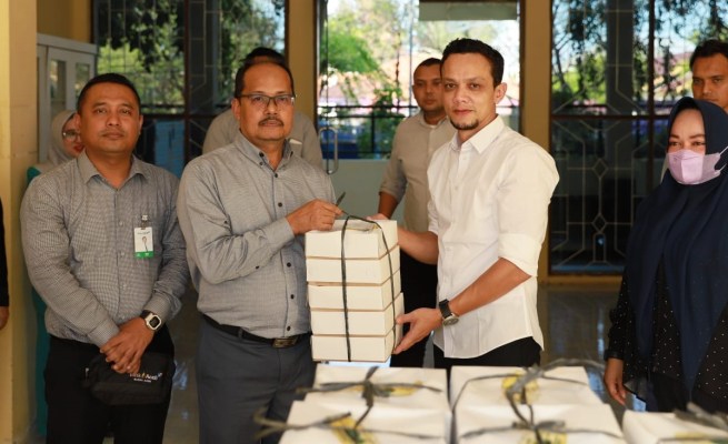 Pemimpin Divisi Sekretariat Perusahaan Bank Aceh Syariah Said Zainal Arifin didampingi Kepala Bagian Sarana dan Prasarana Mirza menyerahkan iftar berkah dari Program Ramadhan Berkah kepada pasien dan keluarga pasien di rumah singgah RSUDZA, Rabu (29/3)