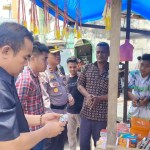Personel gabungan Polres Lhokseumawe melakukan razia dengan sasaran penjual petasan dan kembang api