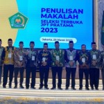 18 peserta yang mengikuti lelang jabatan pimpinan tinggi (JPT) Pratama untuk posisi Kakanwil Kemenag Aceh berfoto bersama usai mengikuti penulisan makalah di Jakarta