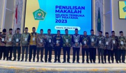 18 peserta yang mengikuti lelang jabatan pimpinan tinggi (JPT) Pratama untuk posisi Kakanwil Kemenag Aceh berfoto bersama usai mengikuti penulisan makalah di Jakarta