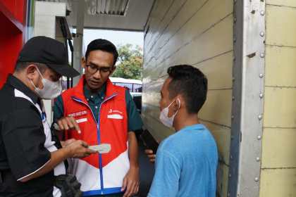 Pemilik kendaraan roda empat di Aceh memperlihatkan QR Code Subsidi Tepat saat pengisian BBM subsidi di SPBU