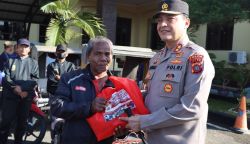 Kapolda Aceh Irjen Pol Ahmad Haydar menyerahkan bantuan sosial berupa sembako kepada petugas kebersihan dan tukang becak di Polda Aceh, Jum'at (31/3)