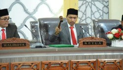 Ketua DPRK Banda Aceh Farid Nyak Umar saat memimpin sidang paripurna penyampaian LKPJ Wali Kota Banda Aceh Tahun 2022 di ruang sidang utama DPRK setempat, Jum'at (31/3)