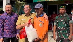 Pembagian paket sembako dari Yayasan Hakka Aceh yang diserahkan oleh Pj Wali Kota Banda Aceh Bakri Siddiq didampingi Ketua Yayasan Hakka Aceh Kho Khie Siong atau akrab disapa Aky. Penyerahan berlangsung di depan Kantor Hakka Aceh, Gampong Peunayong, Banda Aceh, Senin pagi (3/4)