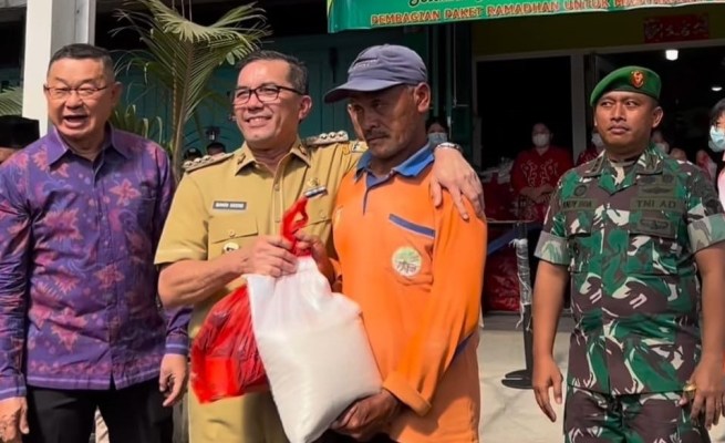 Pembagian paket sembako dari Yayasan Hakka Aceh yang diserahkan oleh Pj Wali Kota Banda Aceh Bakri Siddiq didampingi Ketua Yayasan Hakka Aceh Kho Khie Siong atau akrab disapa Aky. Penyerahan berlangsung di depan Kantor Hakka Aceh, Gampong Peunayong, Banda Aceh, Senin pagi (3/4)