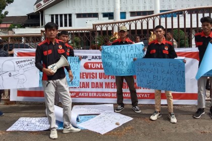 Sejumlah mahasiswa yang tergabung dalam Alamp Aksi Aceh melakukan aksi menolak draf revisi UUPA di depan Gedung DPRA, Selasa (4/4)