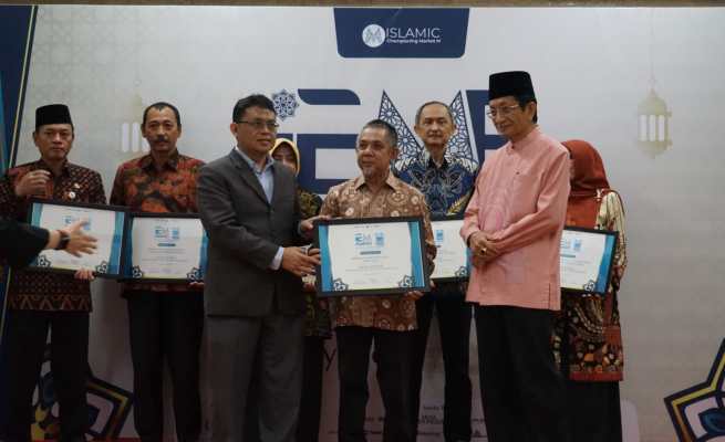Kadisperindag Aceh Mohd Tanwier saat menerima penghargaan Islamic Regional Entrepreneur Award 2023 katagori Makanan Minuman Halal di Aula Alfatah, Masjid Istiqlal, Jakarta, Rabu (12/4)