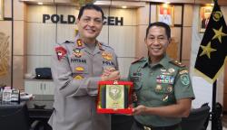 Pangdam IM Mayjen TNI Novi Helmy Prasetya menyerahkan cinderamata kepada Kapolda Aceh Irjen Pol Ahmad Haydar saat melakukan kunjungan ke Polda Aceh, Rabu (12/4)