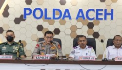 Kapolda Aceh Irjen Pol Ahmad Haydar didampingi Kadishub Aceh membuka rapat koordinasi lintas sektoral terkait pengamanan Hari Raya Idul Fitri 1444 Hijriah tahun 2023 di Aula Machdum Sakti Polda Aceh, Rabu (12/4)