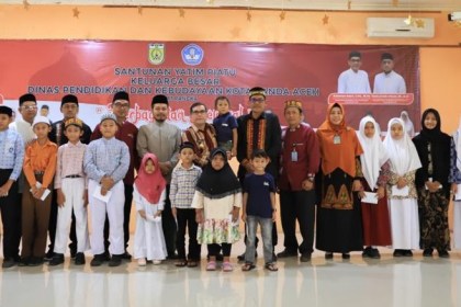 Pemerintah Kota Banda Aceh melalui Dinas Pendidikan dan Kebudayaan menyerahkan santunan kepada 1.624 yatim piatu, Kamis (13/4)