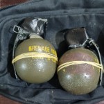 Seorang petani di Pidie berinisial DG (38) menyerahkan dua buah granat aktif kepada personel Polres Pidie di kawasan pinggir hutan Gampong Lala, Kecamatan Mila, Pidie, Kamis (13/4)