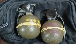 Seorang petani di Pidie berinisial DG (38) menyerahkan dua buah granat aktif kepada personel Polres Pidie di kawasan pinggir hutan Gampong Lala, Kecamatan Mila, Pidie, Kamis (13/4)