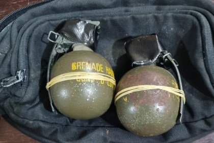 Seorang petani di Pidie berinisial DG (38) menyerahkan dua buah granat aktif kepada personel Polres Pidie di kawasan pinggir hutan Gampong Lala, Kecamatan Mila, Pidie, Kamis (13/4)