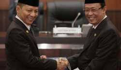 Pj Gubernur Aceh Achmad Marzuki menerima LHP BPK RI atas laporan keuangan Pemerintah Aceh Tahun 2022 yang diserahkan oleh Anggota V BPK RI Ahmadi Noor Supit di Gedung DPRA Aceh, Kamis (13/4)