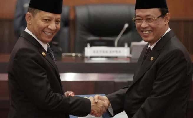 Pj Gubernur Aceh Achmad Marzuki menerima LHP BPK RI atas laporan keuangan Pemerintah Aceh Tahun 2022 yang diserahkan oleh Anggota V BPK RI Ahmadi Noor Supit di Gedung DPRA Aceh, Kamis (13/4)