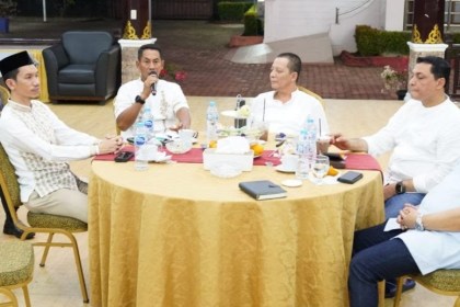 Pj Gubernur Aceh Achmad Marzuki beserta Forkopimda Aceh lainnya, saat menghadiri acara pemaparan Pangdam IM Mayjen TNI Novi Helmy Prasetya, tentang Program Tanam Jagung Kodam IM dan Program Pemerintah Aceh, di Joglo rumah dinas Pangdam IM, kawasan Blang Padang, Banda Aceh, Selasa malam (18/4)