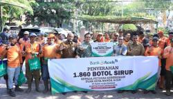 Sebanyak 572 pasukan oranye atau petugas kebersihan Kota Banda Aceh menerima bingkisan lebaran