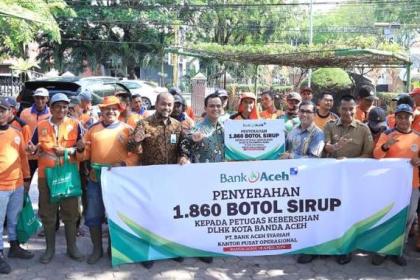 Sebanyak 572 pasukan oranye atau petugas kebersihan Kota Banda Aceh menerima bingkisan lebaran